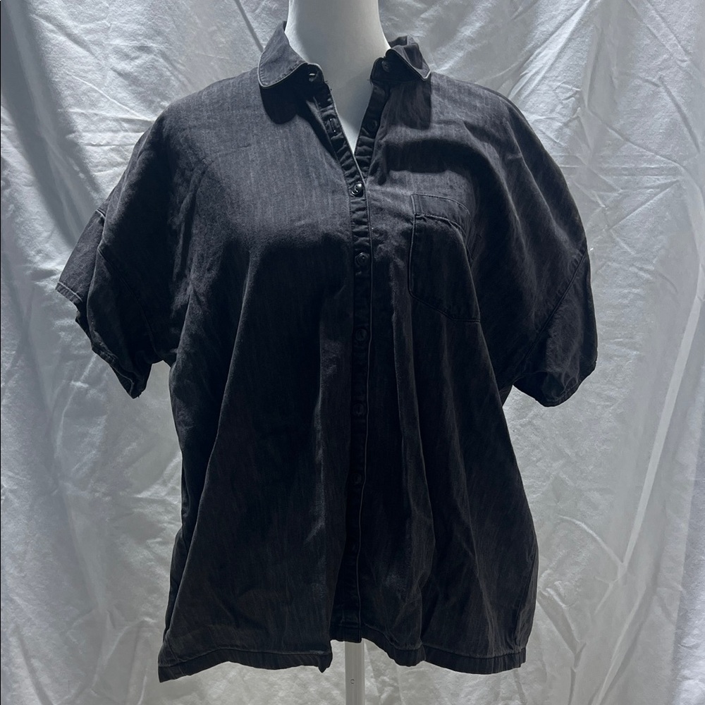 MADWELL DENIM WOMEN’S shirtsleeve button up.